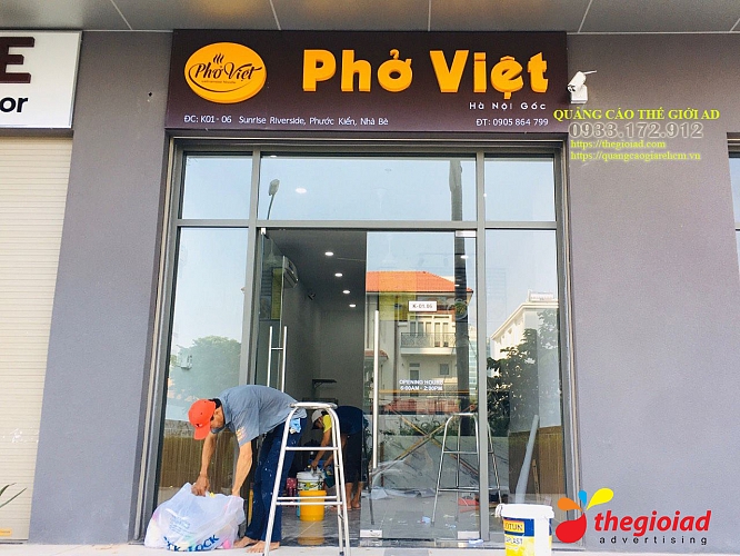 Bảng hiệu quảng cáo Phở Việt