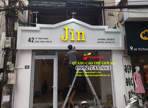 bảng hiệu quảng cáo quần áo